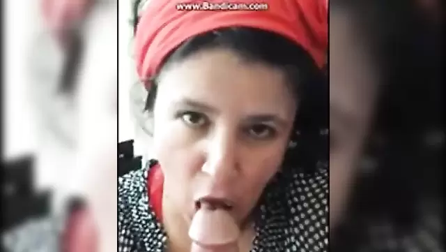 عجوز لابسة تمص زب جوزها وتديله متعة فموية.