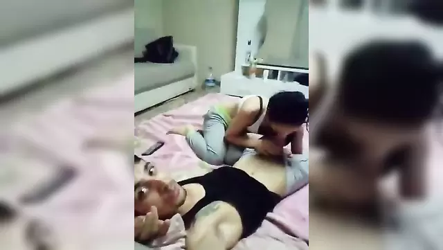 Азър убеди приятеля си да лапа на камерата на телефона.