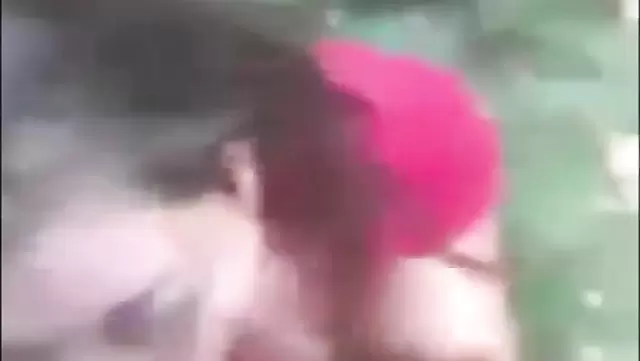 مراهقة حلوة تمص زب البحيرة برا