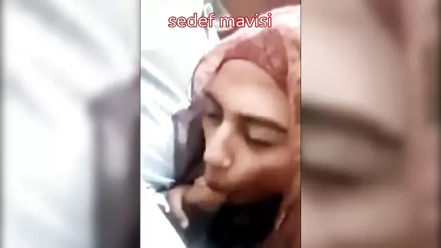 زوجة أذربيجانية لابسة وشاح تمص زب جوزها مص حلو.