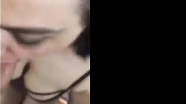أذربيجانية حلوة بملابس داخلية تمص زب جوزها.